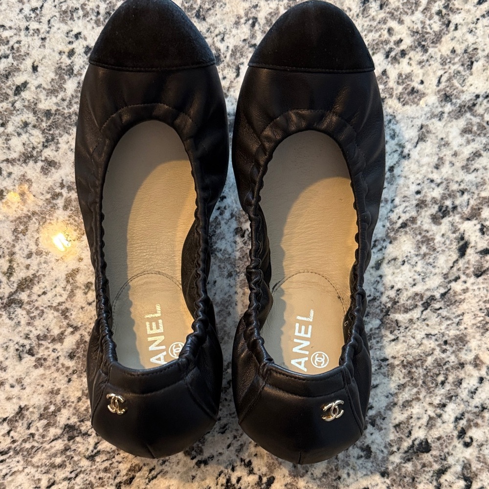 CHANEL Black Cap-Toe Ballet Flats with Gold CC